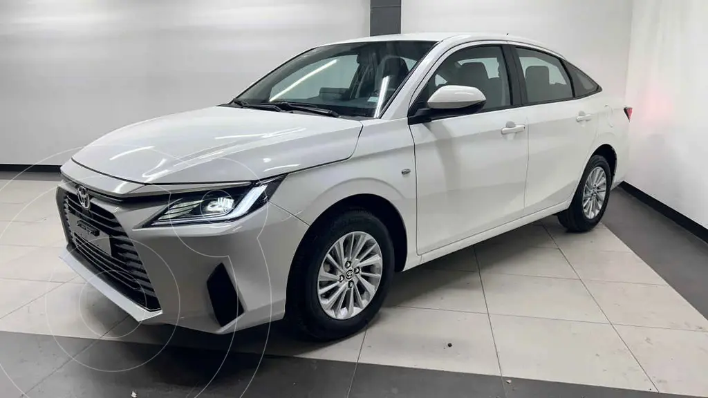 foto Toyota Yaris Sedán S Aut usado (2024) color Blanco precio $320,000