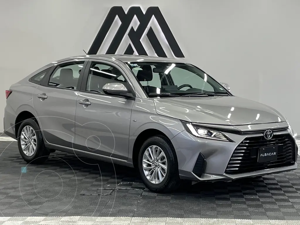 Toyota Yaris Sedán Base Aut 2025