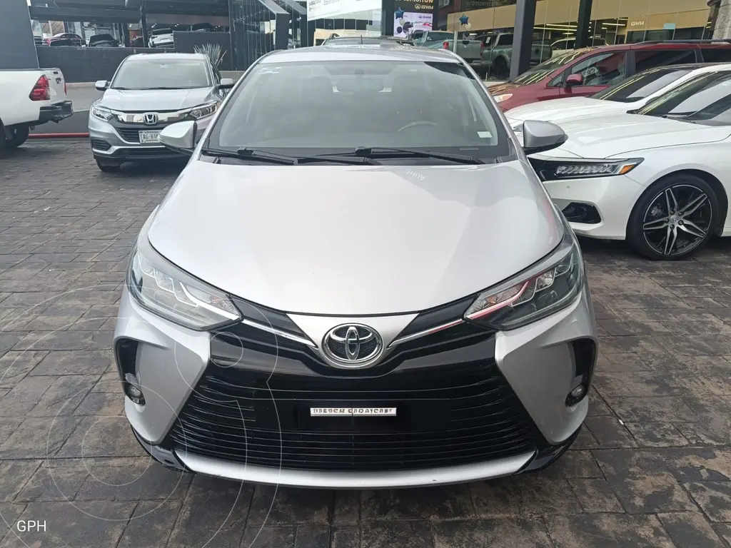 foto Toyota Yaris Sedán S usado (2021) color plateado precio $273,000