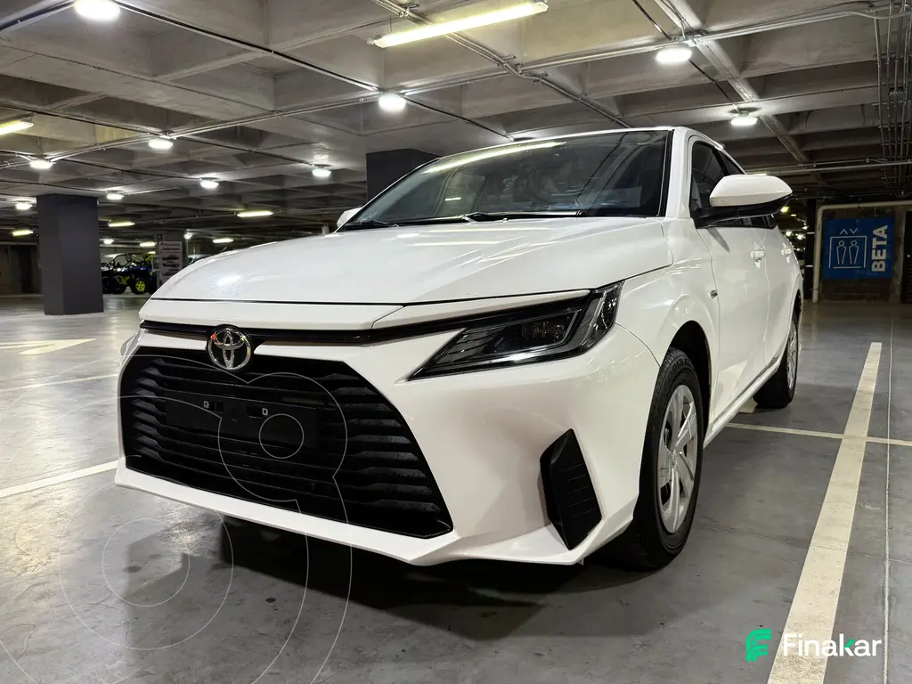 foto Toyota Yaris Sedán Base Aut usado (2023) color Blanco precio $290,000