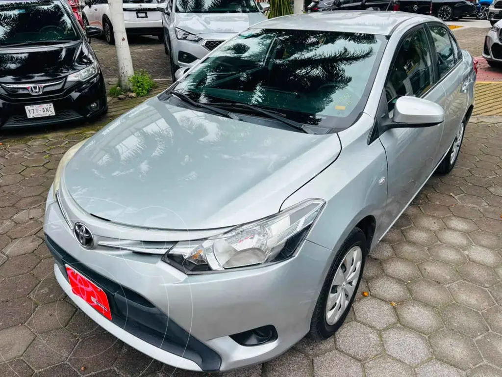 Toyota Yaris Sedán Core Aut 2017
