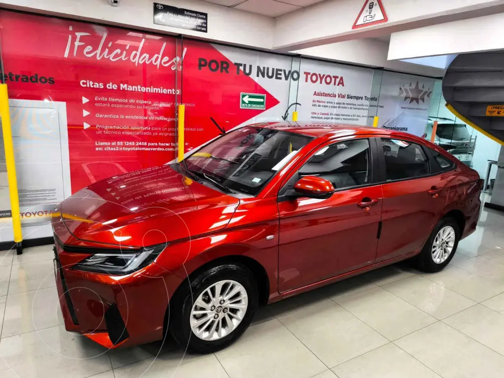 foto Toyota Yaris Sedán S Aut usado (2023) color Naranja precio $305,000