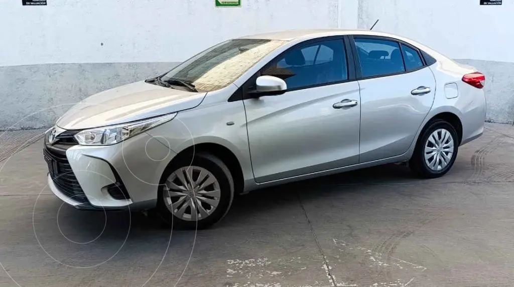 foto Toyota Yaris Sedán Core usado (2022) color Plata precio $295,000