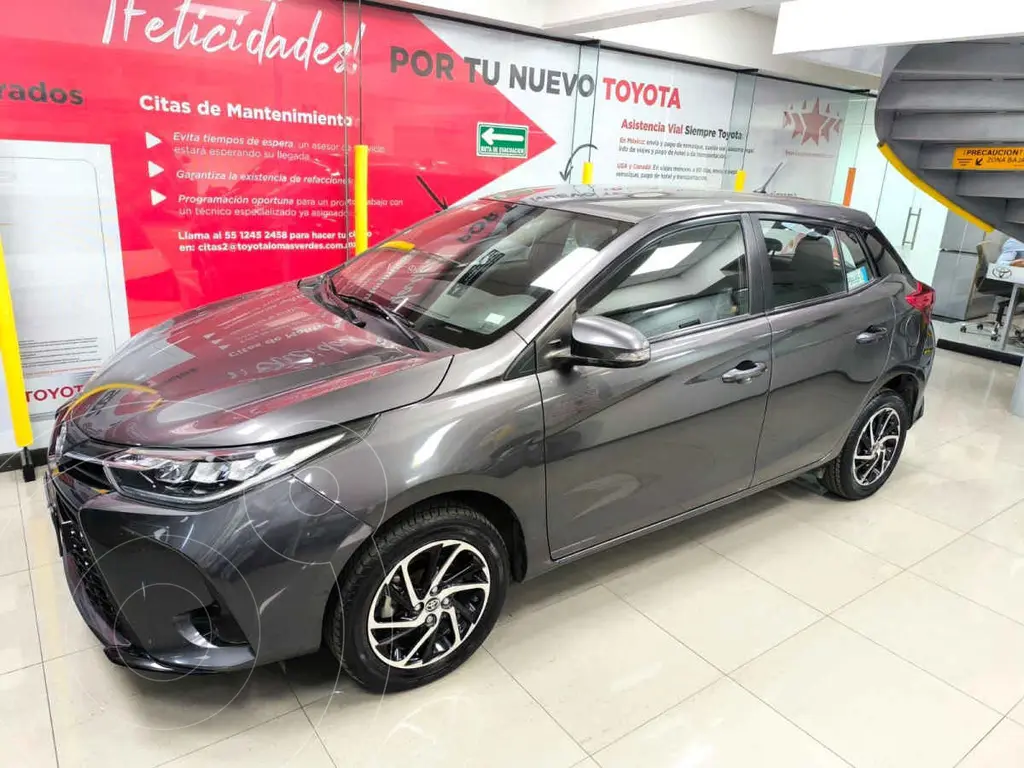 foto Toyota Yaris Sedán S usado (2022) color Gris precio $299,100