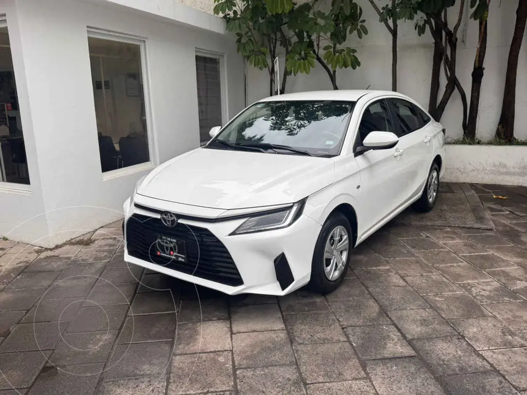 foto Toyota Yaris Sedán Base Aut usado (2023) color Blanco precio $305,000