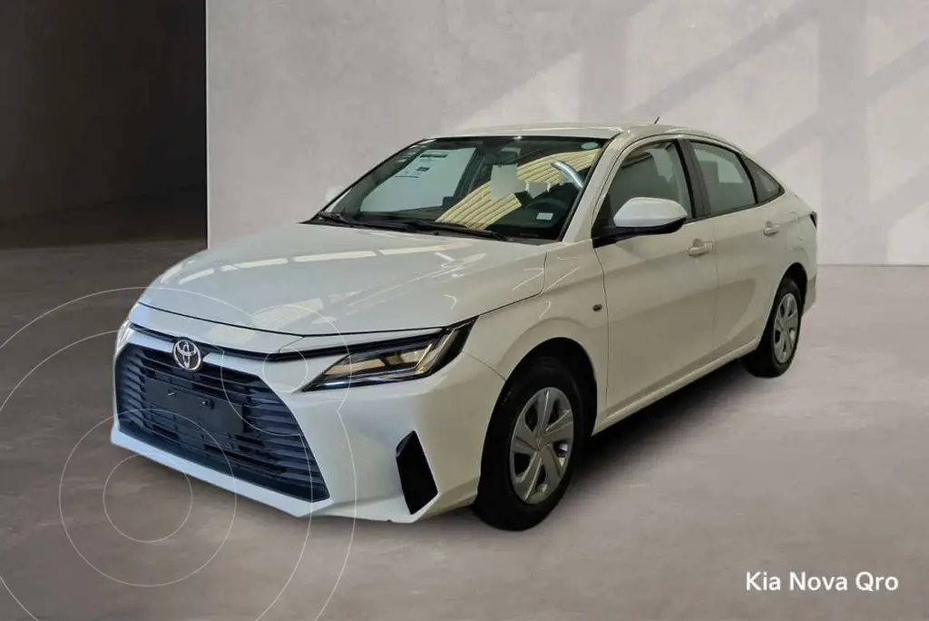 Toyota Yaris Sedán Base Aut 2024