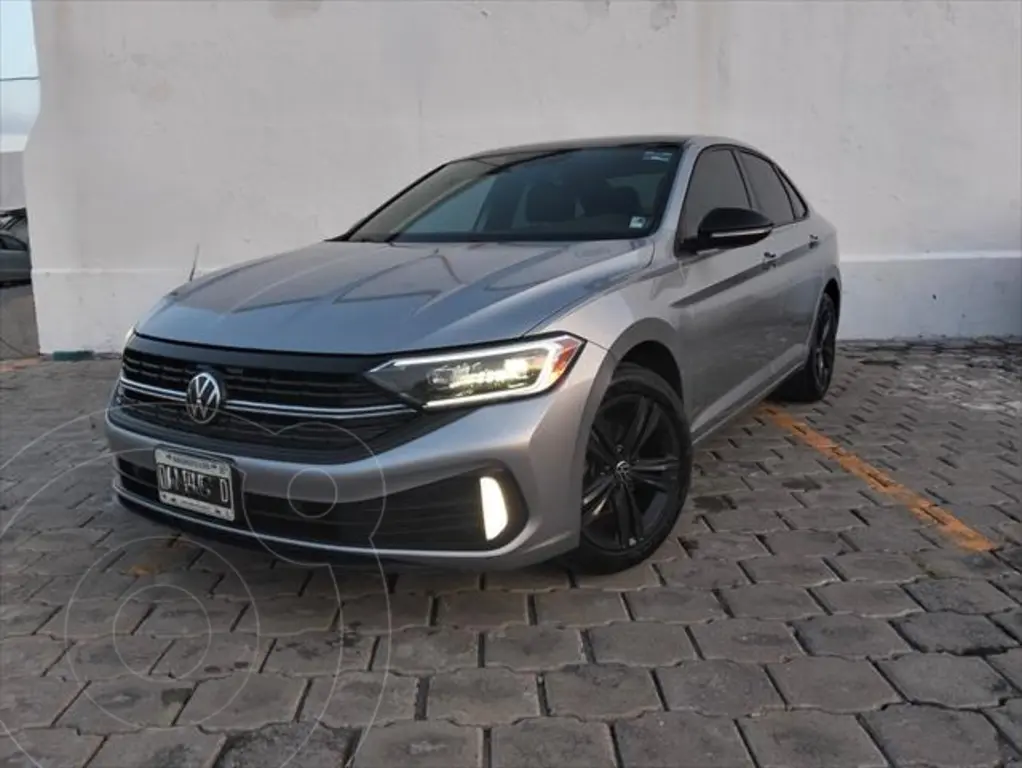 foto Volkswagen Jetta Sportline usado (2023) color plateado precio $446,000