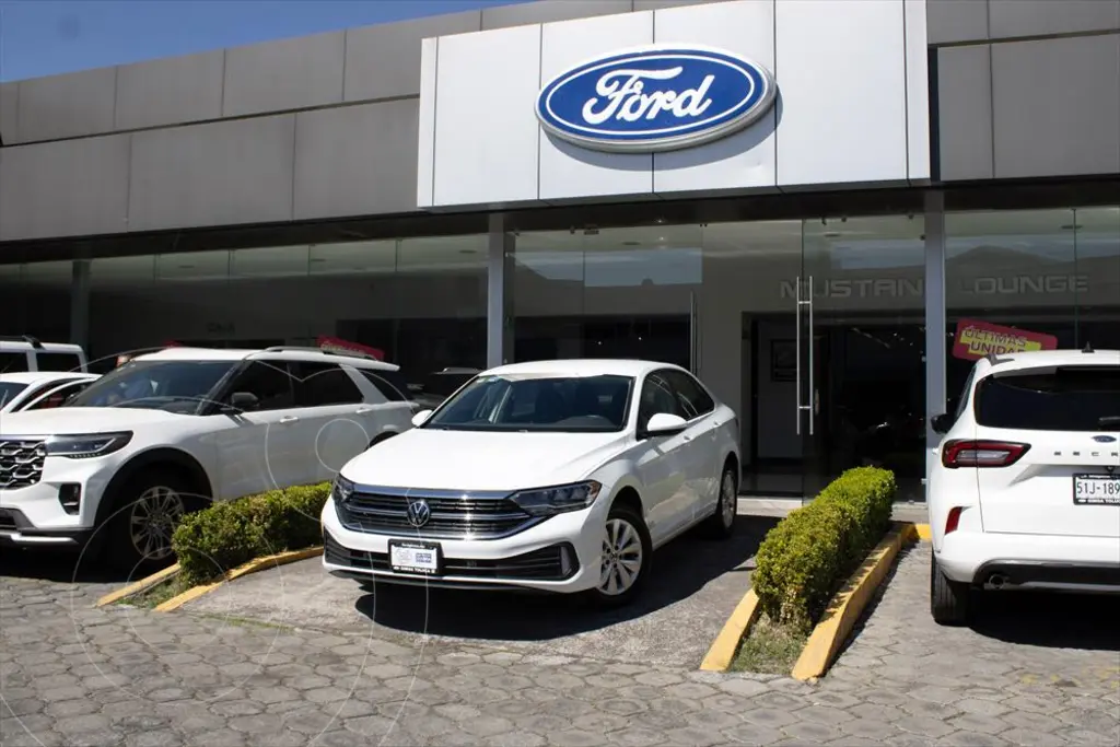 foto Volkswagen Jetta Comfortline Tiptronic usado (2023) color Blanco precio $379,000