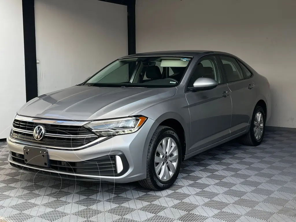 foto Volkswagen Jetta Comfortline usado (2023) color plateado precio $339,000