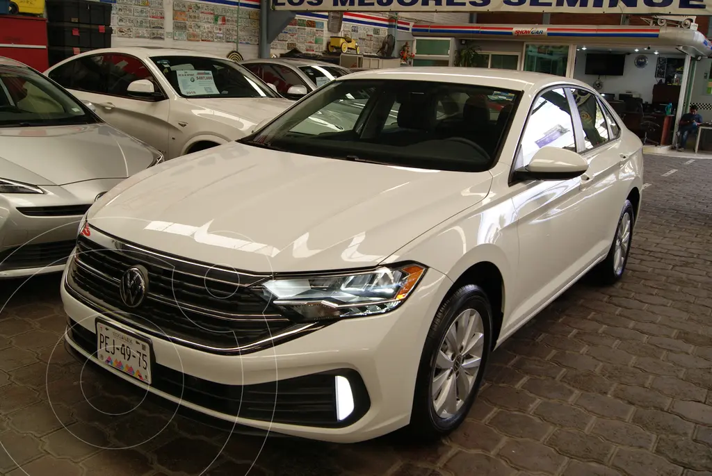 foto Volkswagen Jetta Comfortline usado (2022) color Blanco precio $367,000