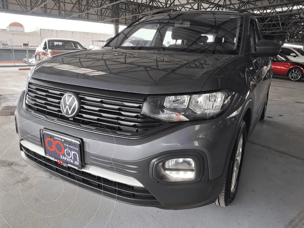 foto Volkswagen T-Cross Trendline usado (2022) color VWA GRIS PLATINO METALICO precio $300,000