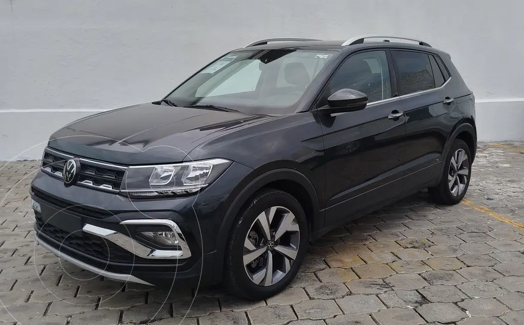 foto Volkswagen Taigun Comfortline TSI usado (2024) color Gris precio $415,900