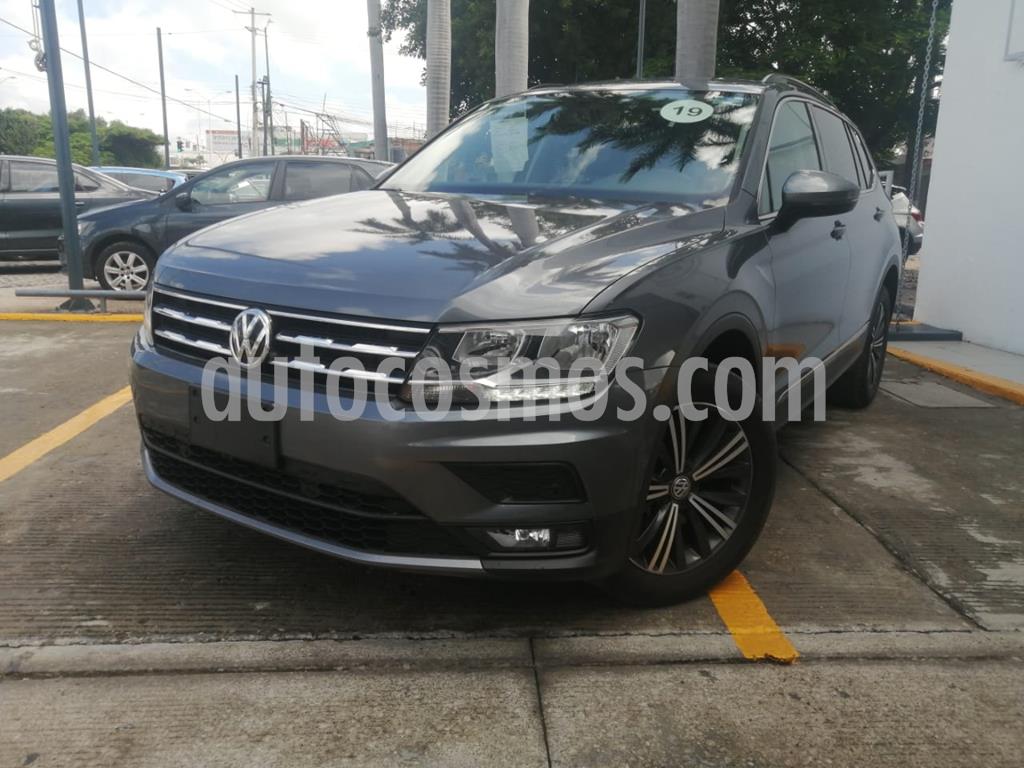foto Volkswagen Tiguan Comfortline 5 Asientos Piel usado (2019) color Gris precio $410,000