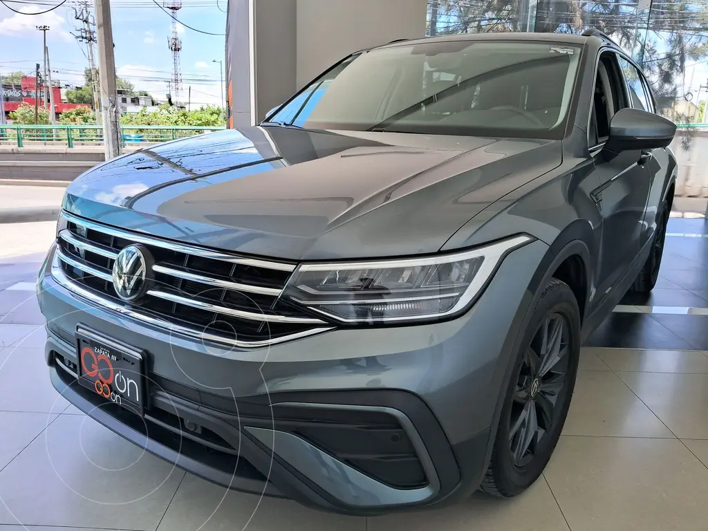 foto Volkswagen Tiguan Comfortline 5 Asientos usado (2024) color Gris precio $480,000