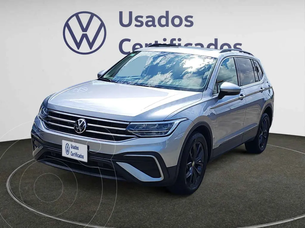 foto Volkswagen Tiguan Comfortline 5 Asientos usado (2024) color Plata precio $580,900
