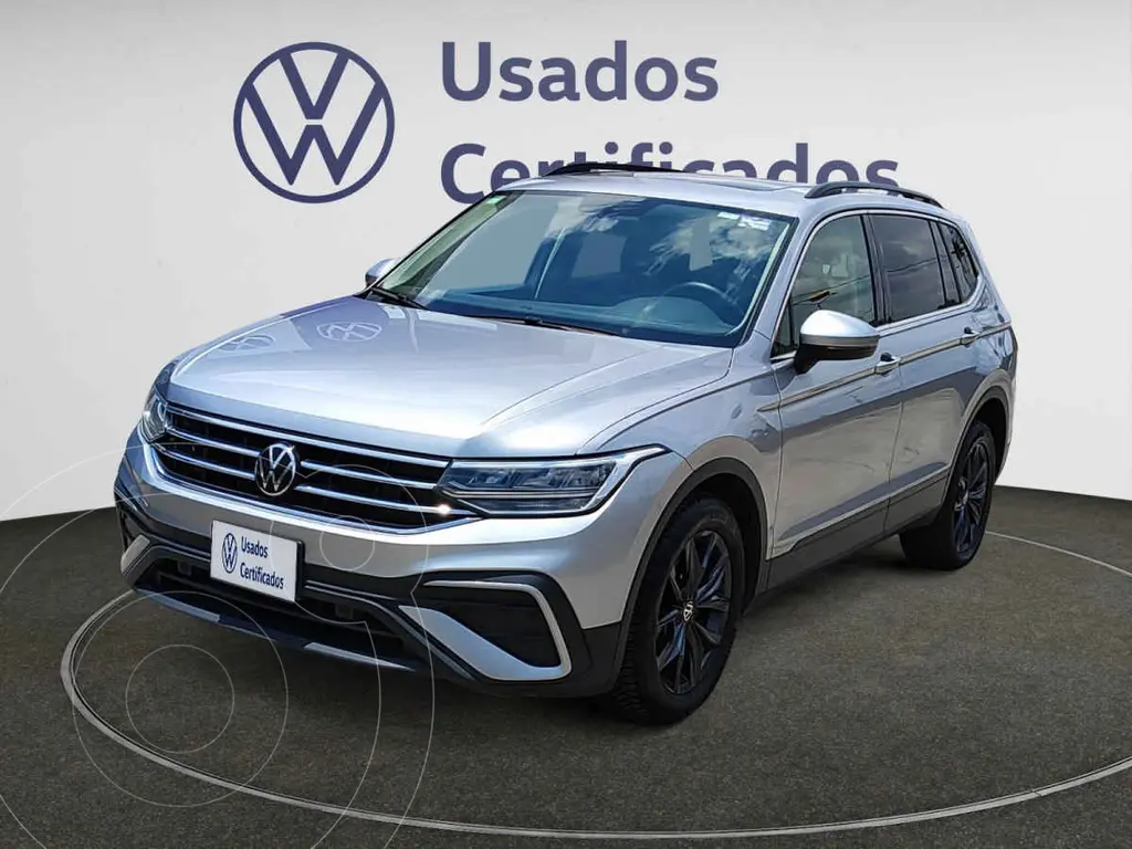 foto Volkswagen Tiguan Comfortline 5 Asientos usado (2024) color Plata precio $530,900