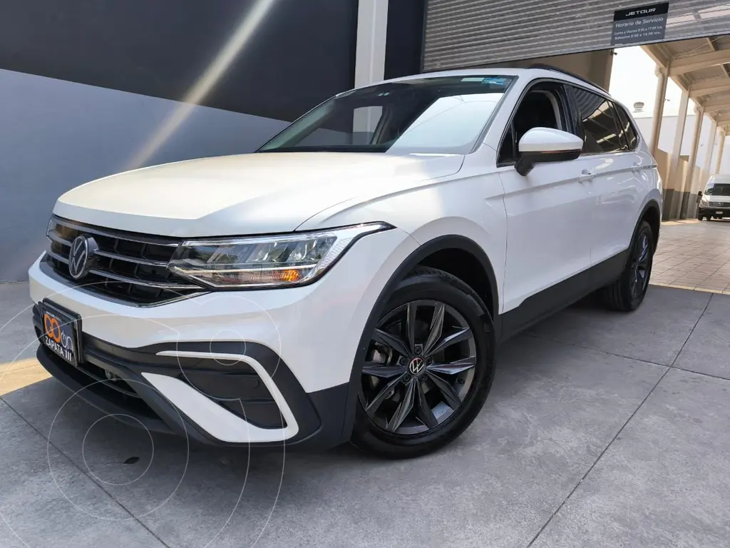 foto Volkswagen Tiguan Comfortline 5 Asientos usado (2023) color Blanco precio $525,000