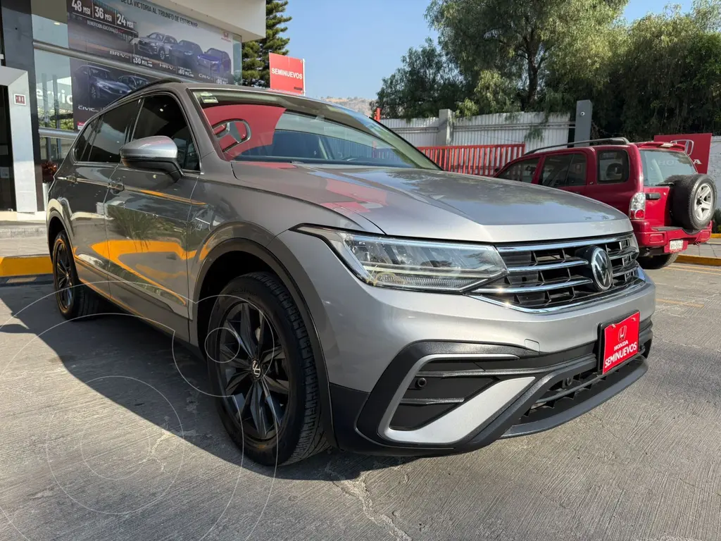 foto Volkswagen Tiguan Comfortline 5 Asientos usado (2022) color plateado precio $420,000