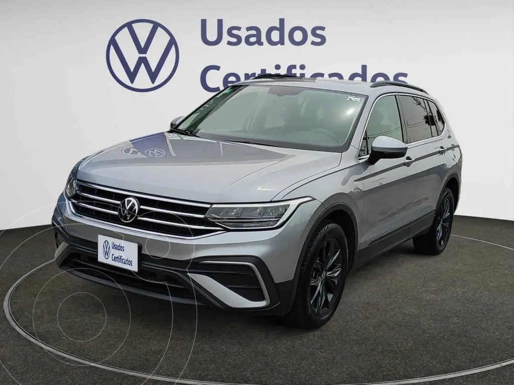 foto Volkswagen Tiguan Comfortline 5 Asientos usado (2024) color Plata precio $560,900
