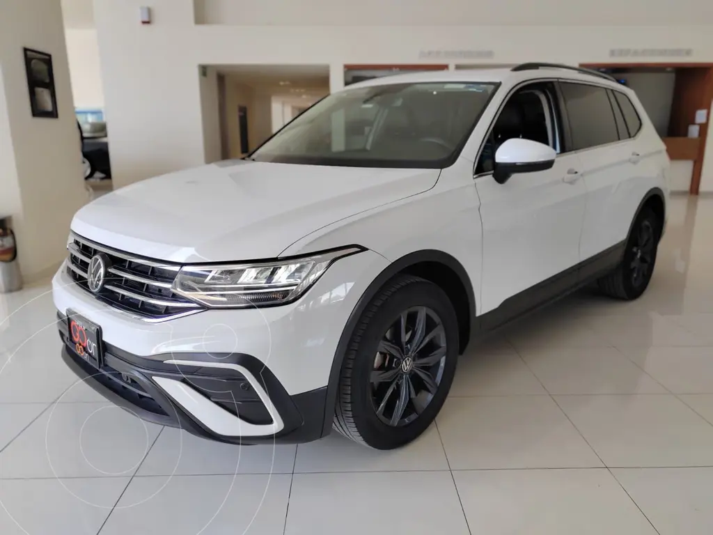 foto Volkswagen Tiguan Comfortline 5 Asientos usado (2022) color plateado precio $580,000