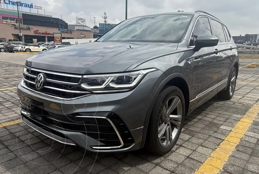 foto Volkswagen Tiguan 1.4L R-Line usado (2024) color Gris Platino precio $575,000