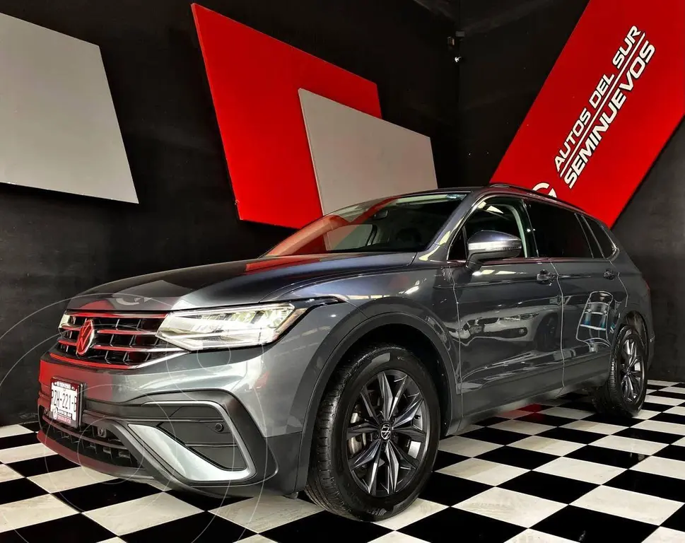 foto Volkswagen Tiguan Comfortline 7 Asientos usado (2023) color Gris precio $499,000