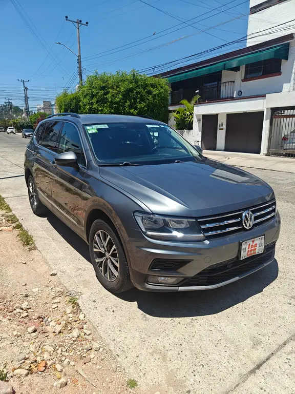 Volkswagen Tiguan Comfortline 3era Fila 2018