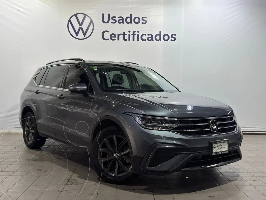 foto Volkswagen Tiguan Comfortline 5 Asientos usado (2022) color Gris precio $439,800