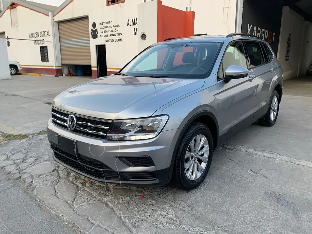 foto Volkswagen Tiguan Trendline Plus usado (2020) color Gris precio $330,000