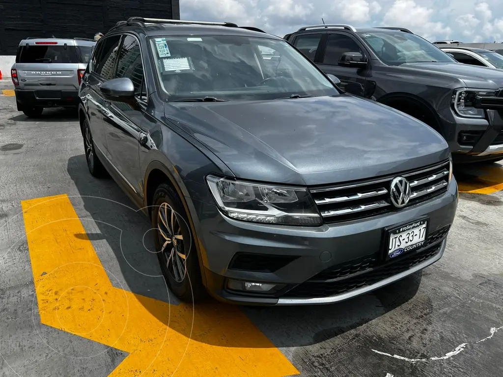 foto Volkswagen Tiguan Comfortline 5 Asientos Piel usado (2018) color Gris Platino precio $389,000