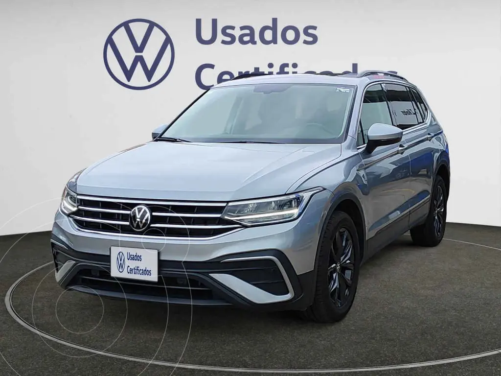 foto Volkswagen Tiguan Comfortline 5 Asientos usado (2024) color Plata precio $580,900