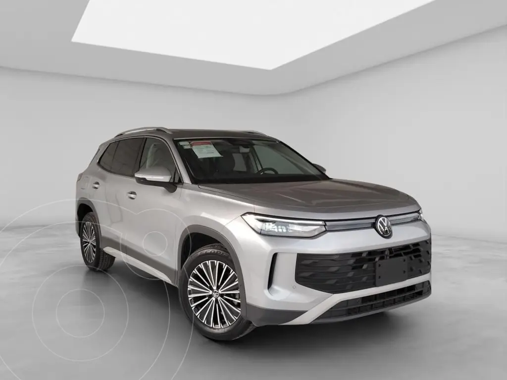 foto Volkswagen Tiguan Comfortline usado (2025) color plateado precio $633,900