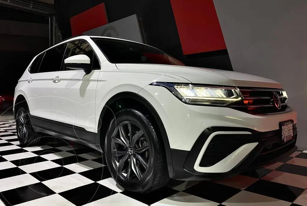 foto Volkswagen Tiguan Comfortline 5 Asientos usado (2023) color Blanco precio $499,000