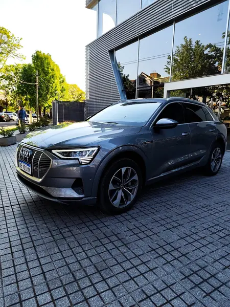 Foto Audi e-tron Sportback 55 quattro usado (2020) color Gris precio u$s89.900