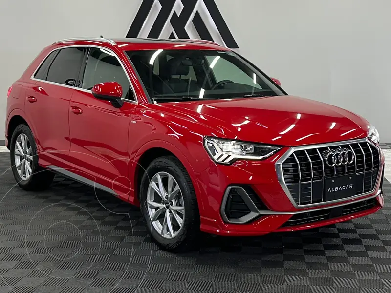 Foto Audi Q3 40 TFSI S Line usado (2022) color Rojo precio $547,999