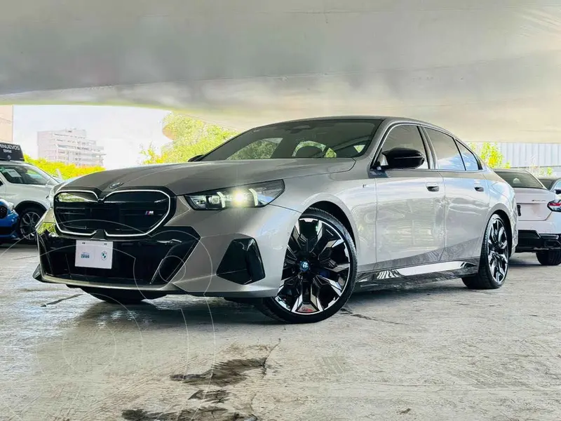 Foto BMW i5 M60 xDrive usado (2024) color Gris financiado en mensualidades(enganche $367,180 mensualidades desde $36,222)