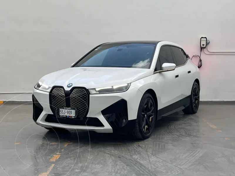Foto BMW iX xDrive50 usado (2024) color Blanco financiado en mensualidades(enganche $329,780 mensualidades desde $32,532)