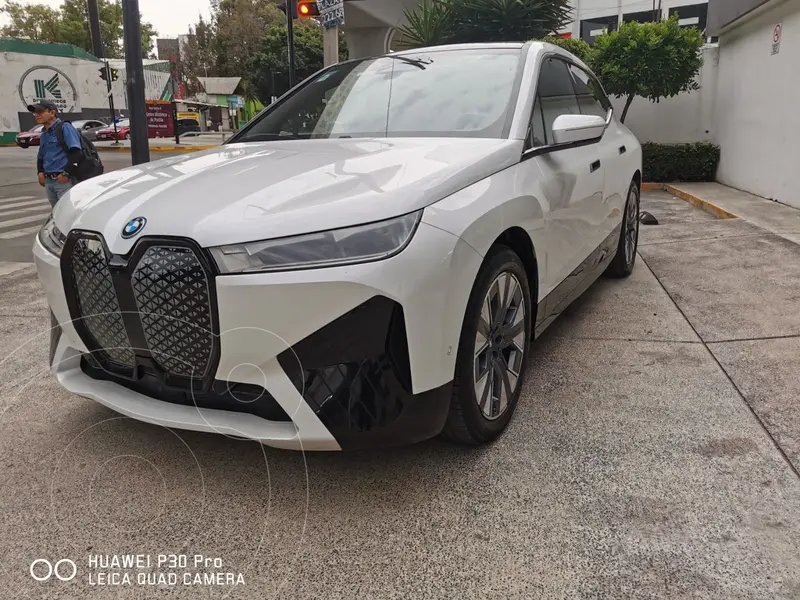 Foto BMW iX xDrive40 usado (2024) color Blanco financiado en mensualidades(enganche $213,400 mensualidades desde $23,958)