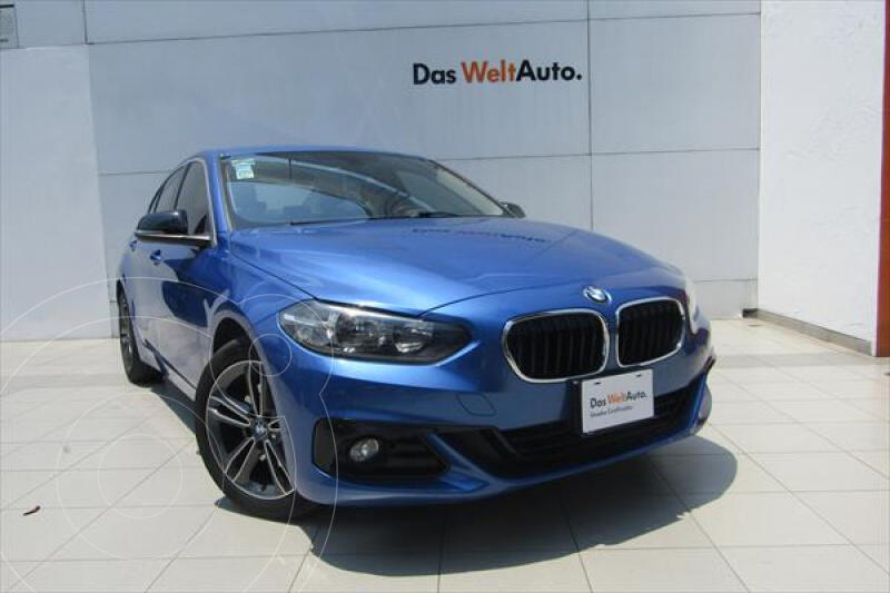 Foto BMW Serie 1 Sedan 118iA Sport Line usado (2019) color Azul Claro precio $474,000