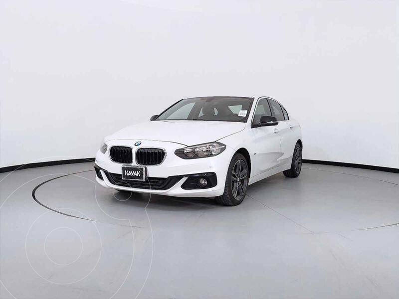 Foto BMW Serie 1 Sedan 118iA Sport Line usado (2019) color Blanco precio $431,999