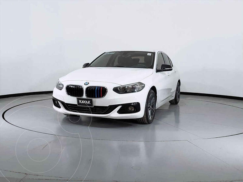 Foto BMW Serie 1 Sedan 118iA Sport Line usado (2019) color Blanco precio $451,999