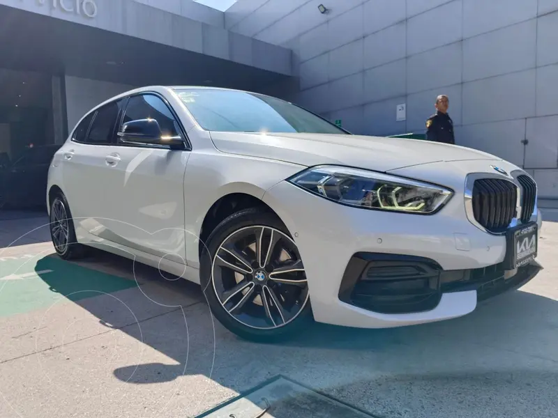 Foto BMW Serie 1 118i usado (2021) color Blanco precio $465,000