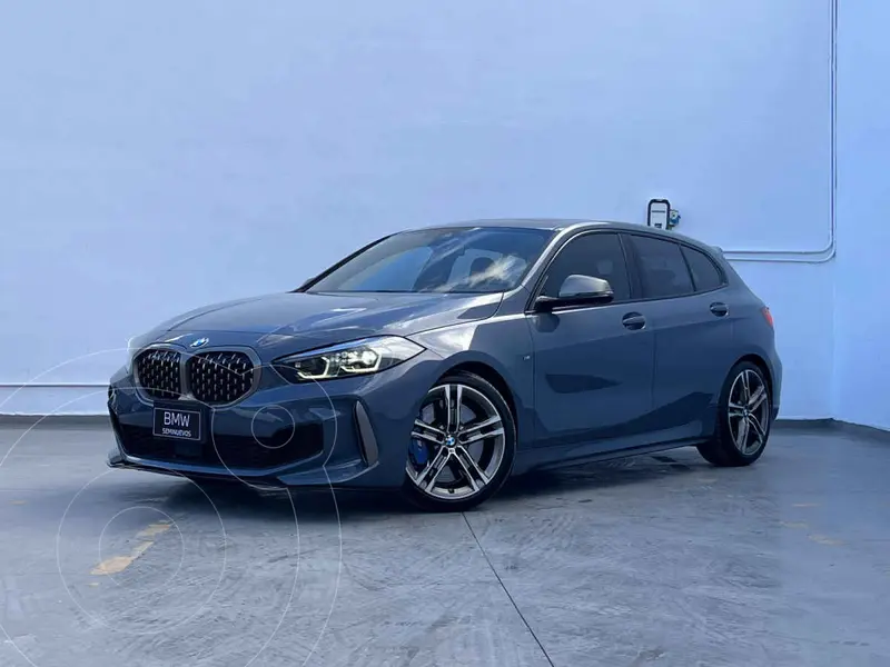 Foto BMW Serie 1 M135i xDrive usado (2023) color Gris financiado en mensualidades(enganche $175,780 mensualidades desde $17,341)