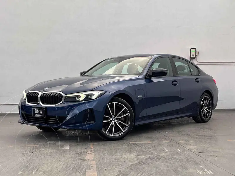 Foto BMW Serie 3 330e usado (2023) color Azul financiado en mensualidades(enganche $166,980 mensualidades desde $16,472)
