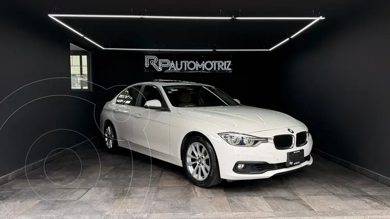 Foto BMW Serie 3 320iA Executive usado (2018) color Blanco Mineral financiado en mensualidades(enganche $71,800 mensualidades desde $9,500)