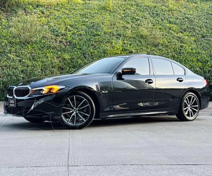 Foto BMW Serie 3 330e usado (2024) color Negro financiado en mensualidades(enganche $202,180 mensualidades desde $19,945)