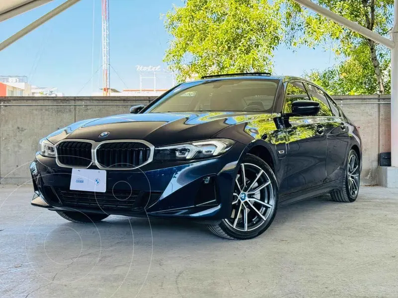 Foto BMW Serie 3 330e usado (2023) color Azul financiado en mensualidades(enganche $191,180 mensualidades desde $18,860)