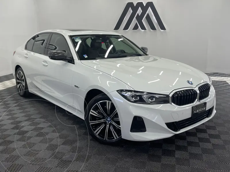 Foto BMW Serie 3 330e usado (2023) color Blanco precio $858,999