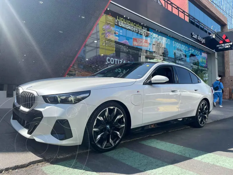 Foto BMW Serie 5 530e usado (2024) color Blanco precio $969,000