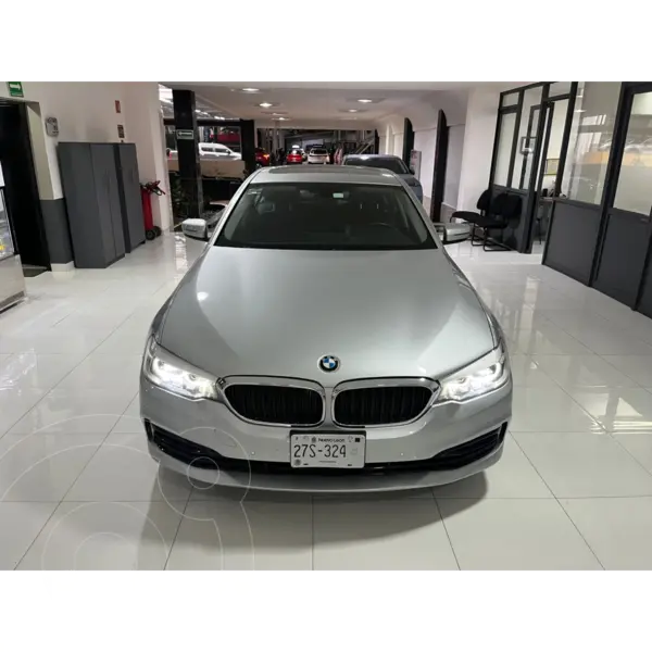 Foto BMW Serie 5 530e Sport Line (Hibrido Conectable) usado (2020) color Gris precio $475,000